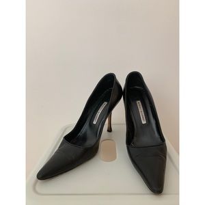 MANOLO BLAHNIK BLACK POINTED TOE HEELS SIZE 40